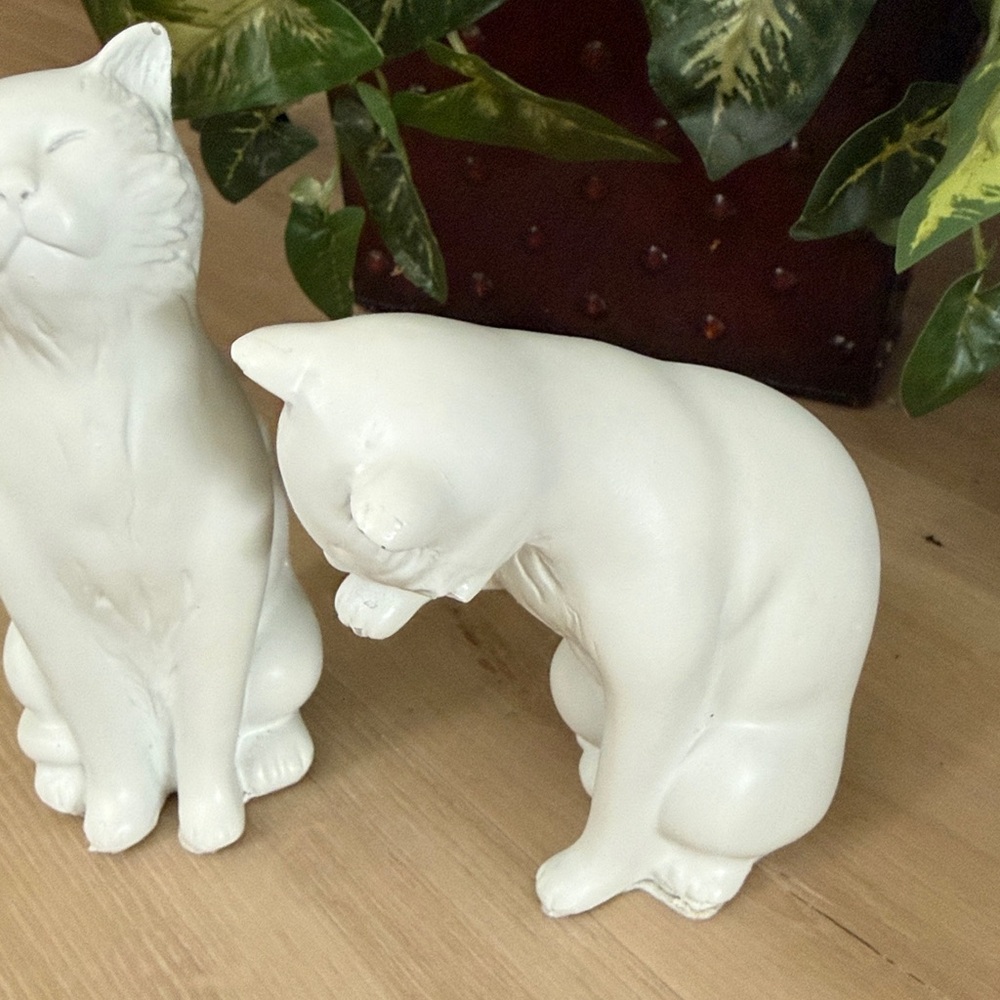 White Ceramic Cat 🐱 Figurines - Picture 3 of 7